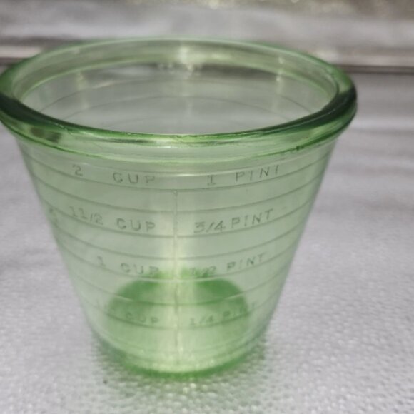 Hazel Atlas Green Depression Glass 2 Cup Measuring Cup Uranium glows black light - Picture 4 of 8